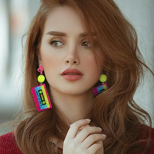 Vista 4 de RechicGu Aretes de aro de corazón de neón de los años 80 y 90 para fiesta brillante, atuendo retro de los años 70, accesorios de joyería, regalo