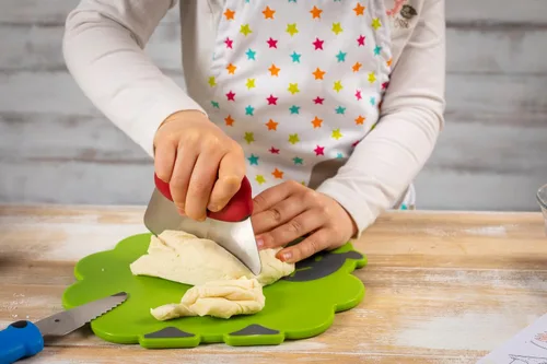 Vista 3 de Kuhn Rikon Kinderkitchen - Cuchillo Mezzaluna para niños con protector de cuchilla, gato, 5.2 x 3.3 x 0.7 pulgadas, rojo, herramientas de corte