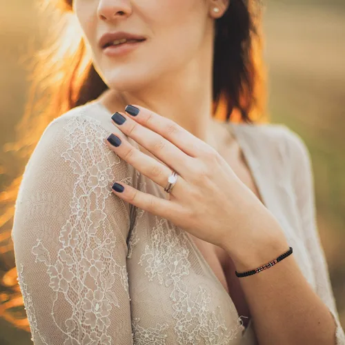 Vista 2 de Pulsera con código morse para parejas, mujeres y hombres, cuerda ajustable, grabada, juego de 2 pulseras de amor a juego, cuentas de madera