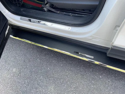 Vista 3 de 2 estribos para Audi Q8 2019-2023 - Barras laterales Nerf para proteger el coche, pedales con soportes montados
