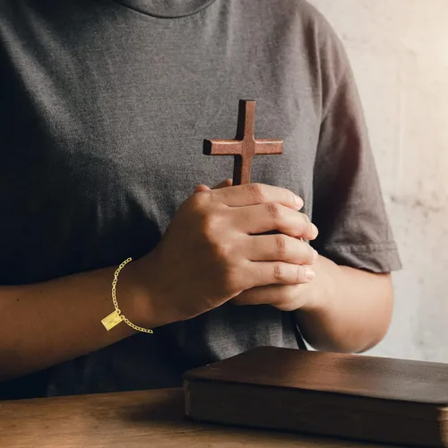 Vista 7 de Needzo Pulsera con dije de escapulario de Nuestra Señora del Monte Carmelo y San Simón en tono dorado, joyería de moda religiosa devocional, regalos