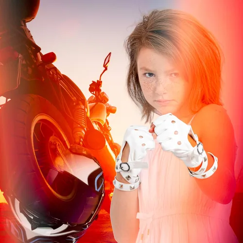 Vista 2 de Skeleteen Guantes blancos punk sin dedos, guantes de motociclista de piel sintética con cierre de cinturón y diseño de remaches para mujeres y niños