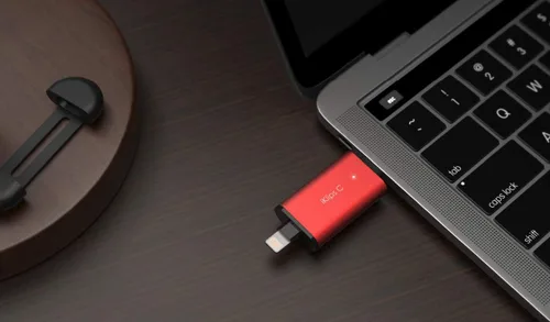 Vista 5 de ADAM elements iKlips C MFi certificado Lightning + USB C Flash Drive para iPhone, iPad Pro, Mac, PC, Android, Touch ID/Face ID seguro (negro, 128 GB)