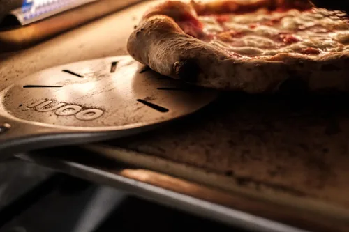 Vista 3 de ooni Pala Giratoria para Pizza - Pala para Pizza Perforada de Aluminio de 7 Pulgadas, Volteador de Pizza de Metal Ligero con Mango Largo