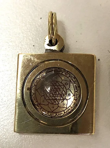 Vista 2 de Awaken Your Kundalini Colgantes Yantra Kavach - Latón y Ashtadhatu 1-1.25", pulido dorado, metal, plástico, latón
