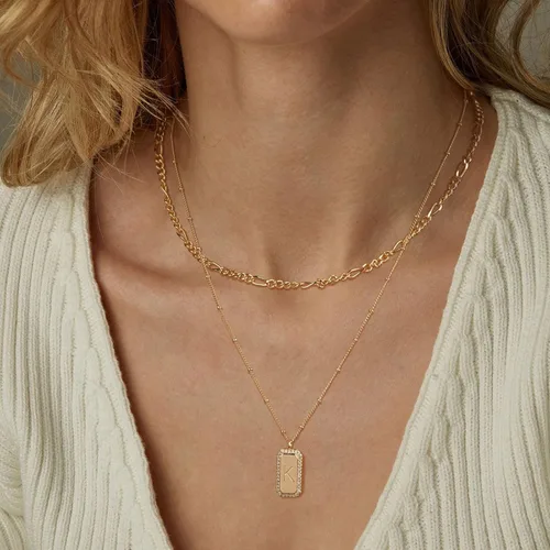 Vista 4 de Collar con inicial de oro para mujer, chapado en oro de 14 quilates, gargantilla de cadena Figaro en capas, collar con colgante rectangular