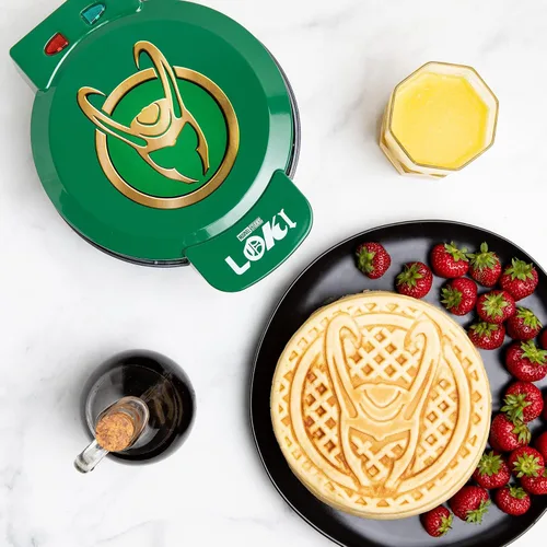 Vista 2 de Uncanny Brands Marvel Loki Waffle Maker - Casco de Loki en tus gofres - Plancha para gofres