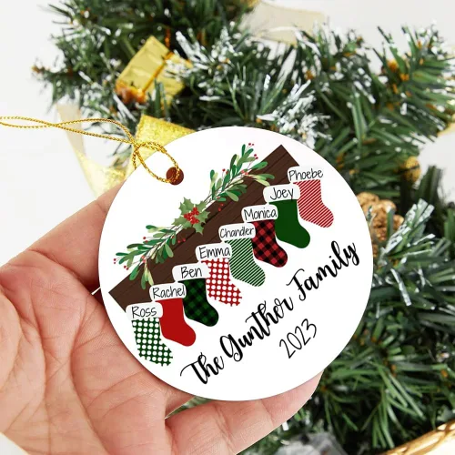 Vista 3 de Adorno de Navidad personalizado para familia, adorno de calcetín de Navidad, adorno familiar para nietos, adorno de Navidad familiar 2023