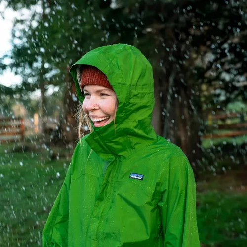 Vista 7 de GEAR AID Revivex Durable Water Repellent (DWR) Spray for Waterproof Jackets, Rain Gear, Gore-TEX, Tents & Camping Gear – Restore Waterproofing &