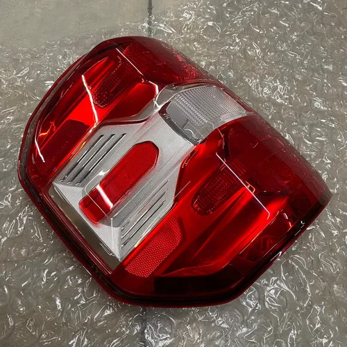 Vista 2 de Ford 2022-2024 Maverick LH Driver Conjunto de lámpara trasera halógena NZ6Z-13405-A NZ6Z-13405-C