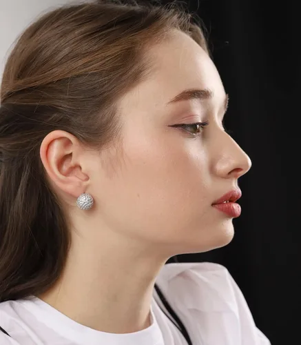 Vista 4 de Aretes de bola de discoteca 925 con poste de plata Stering chapados en oro de 18 quilates con circonita cúbica micro pavimenta delicados aretes