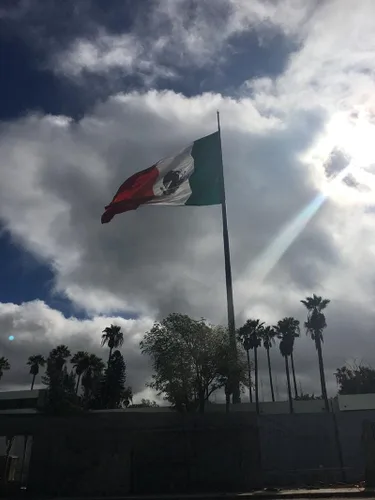 Vista 6 de Bandera de México de 3 x 5 pies - Banderas nacionales mexicanas de poliéster de calidad para interior/exterior con color vivo, ojales de latón