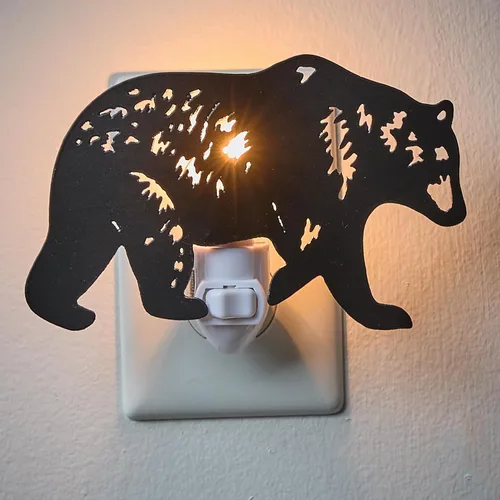 Vista 2 de Park Designs Luz nocturna de oso negro, iluminación de acento inspirada en la naturaleza rústica para habitaciones oscuras, adición decorativa a