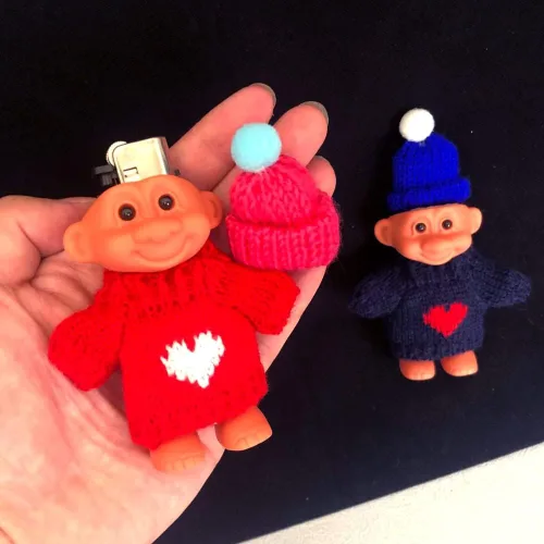 Vista 5 de Paquete de 2 fundas porta encendedor de muñecas Troll lindas de silicona, bolsa protectora divertida para mini muñecas con suéter y sombrero
