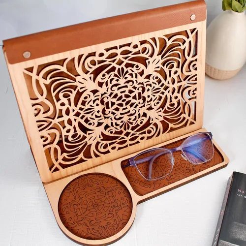 Vista 8 de Book Nook - Soporte de valet de lectura con taza de café, vasos, soporte para teléfono celular, soporte para libros triangular de madera y protector