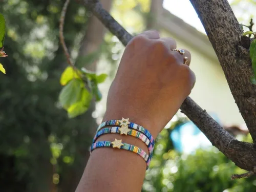 Vista 25 de Alef Bet by Paula Macrame Friendship Bracelet in Shades of Blue with Gold-plated Jewish Star of David Charm