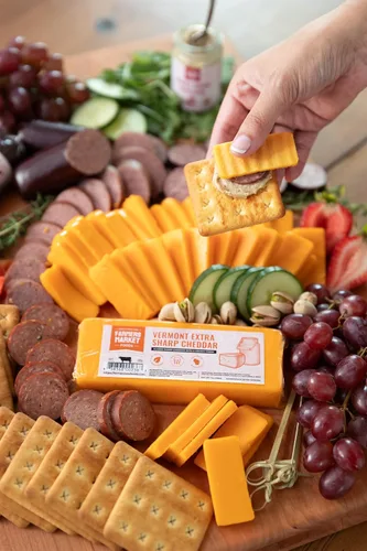 Vista 5 de Farmers Market, Sin gluten, Keto, Paleo, Bajo en sodio, Cero azúcar, Queso de Wisconsin, 1 paquete, Cheddar extra fuerte de Vermont