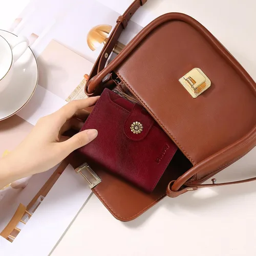 Vista 9 de Cartera de cuero con doble pliegue para mujer, bloqueo RFID, tarjetero compacto, cartera pequeña con ventana para identificación extraíble, A6-rojo