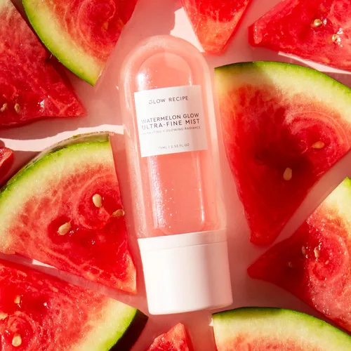 Vista 2 de Glow Recipe Watermelon Glow Spray Facial + Bruma Hidratante - Neblina ultrafina para el rostro con ácido hialurónico + AHA de hibisco para refrescar