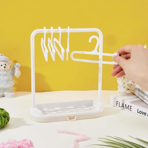 Vista 3 de SUPERFINDINGS Perchero de plástico para muñecas con 10 piezas de colgador de ropa blanco mini soporte de exhibición de ropa para vestimenta