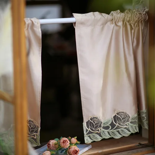 Vista 6 de SUTAVIA Juego de 2 cortinas clásicas de encaje rosa para cocina, cortinas de cafetería, cortinas de satén dorado con bolsillo para barra