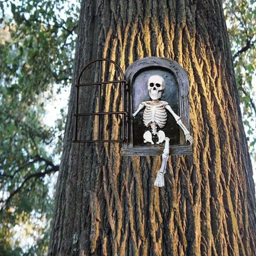Vista 2 de Esqueleto de Halloween, la puerta, árbol, abrazador, estatua de jardín, cráneo, resina, falta de manos y piernas, escultura de cara de árbol