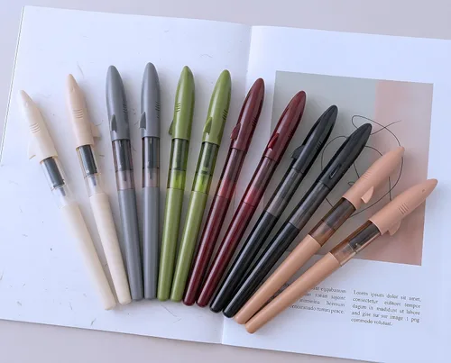 Vista 5 de Jinhao Shark - Pluma estilográfica, paquete de 12 puntas EF, tonos apagados retro (marfil, borgoña, gris, negro transparente, aguacate, té), estuche