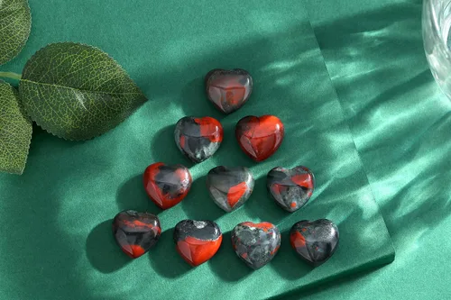 Vista 2 de QINJIEJIE 10 piezas de cristales de corazón gruesos, cristales y piedras curativas, regalos a granel de cristales para mujeres, Piedra