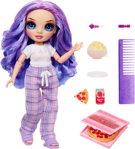 Vista 2 de Rainbow High Jr High PJ Party - Violeta, Muñeca de moda morada de 9" posable con enterizo suave, pantuflas, accesorios de juego divertidos, gran