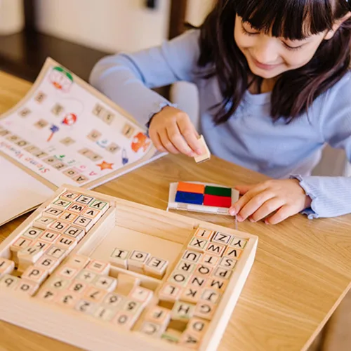 Vista 2 de Melissa & Doug - Juego de sellos de madera con letras y números ABC 123 con libro de actividades (idioma español no garantizado), 4