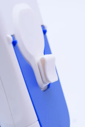 Vista 4 de O2COOL Ventilador de collar de lujo, alimentado por pilas, ventilador de refrigeración personal manos libres con cordón ajustable, soporte de mesa +