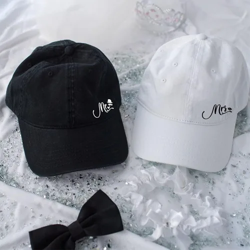 Vista 5 de PartyGifts&beyond Mr and Mrs - Gorras de béisbol de regalo, regalos de compromiso para parejas, novios y novios, regalos de luna de miel para recién