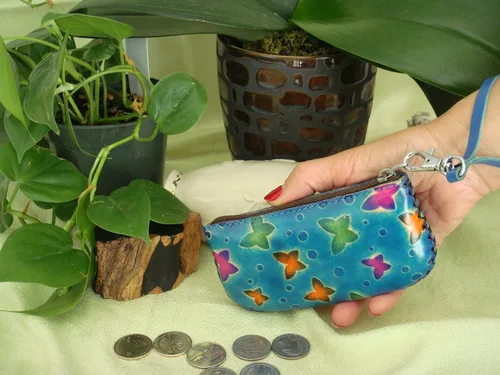 Vista 4 de Bolso cambiador de muñeca de cuero genuino, patrón de peces de océano profundo, base azul cielo, Azul