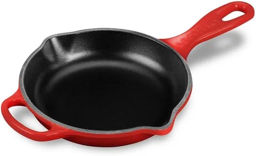 Vista 7 de Le Creuset Sartén de Hierro Fundido Esmaltado Signature con Mango de Hierro, 6.33", Cerise