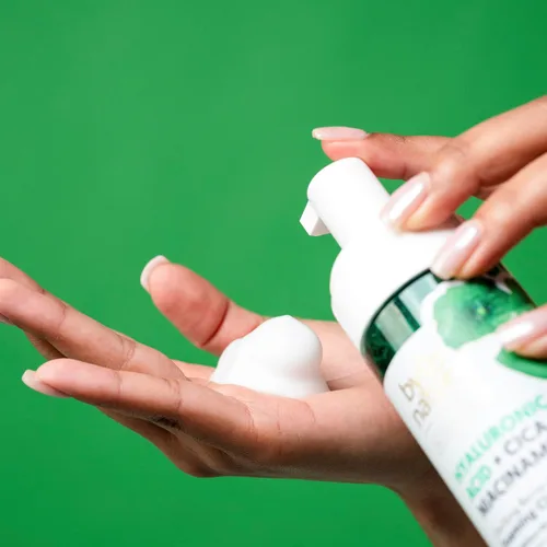 Vista 2 de Limpiador espumoso By Nature con ácido hialurónico + Cica - Limpiador facial hidratante para una piel brillante y fresca - Cuidado de la piel