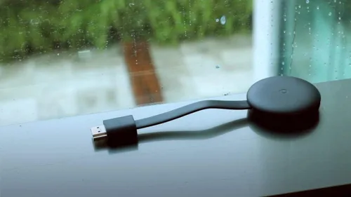 Vista 2 de Google Chromecast - Dispositivo de transmisión con cable HDMI - Transmite programas, música, fotos y deportes desde tu teléfono a tu televisor Blanco