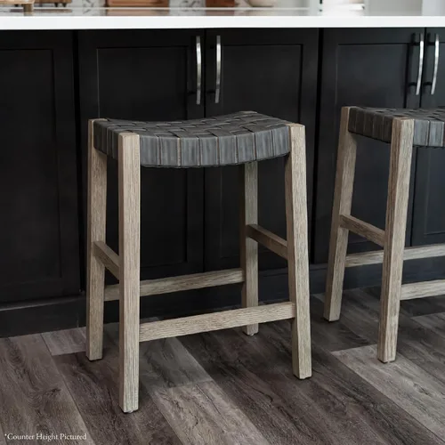 Vista 2 de Maven Lane Emerson Taburete de bar – 31 pulgadas – Taburete rectangular con reposapiés – Madera maciza gris y asiento de piel sintética gris – Ideal