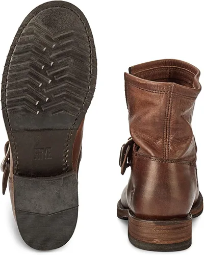 Vista 4 de Frye Veronica Botines para mujer hechos de cuero cepillado de grano completo con herrajes de metal antiguo e impermeables construcción de ribete