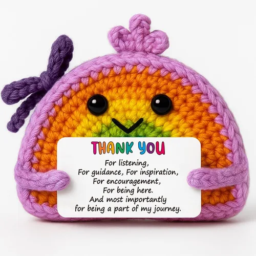 Vista 10 de Muñeca de ganchillo arcoíris positiva hecha a mano con tarjeta de aliento - Decoración inspiradora para escritorio, oficina y hogar - Regalo