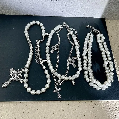 Vista 4 de Collar de perlas en capas con cruz gótica, collar apilado de perlas para mujer