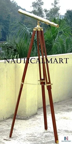 Vista 2 de Telescopio Harbormaster de latón con revestimiento transparente de 40 pulgadas en un trípode de caoba con montaje estándar