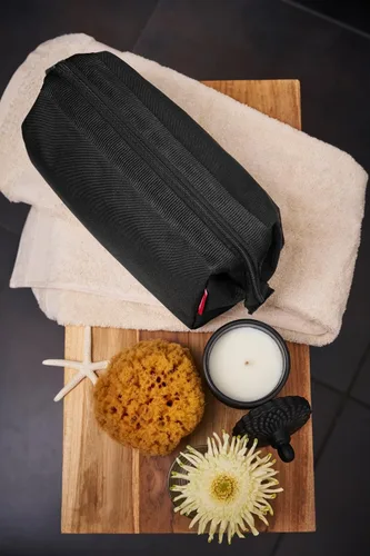 Vista 6 de reisenthel Travelcosmetic - Bolsa de cosméticos de viaje resistente y práctica, correa de mano, material repelente al agua.