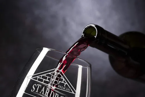 Vista 2 de Hat Shark Stardrop Saloon Rustic Bar Food Game Parody Sign Logo - Copas de vino sin tallo grabadas con láser