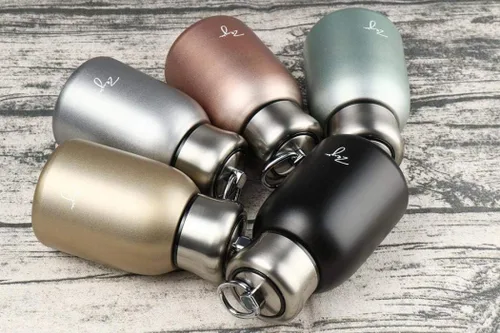 Vista 5 de Mini botellas de agua, botella al vacío de 9 onzas con agua inoxidable a prueba de fugas para café, bebidas frías y calientes, portátil (verde)
