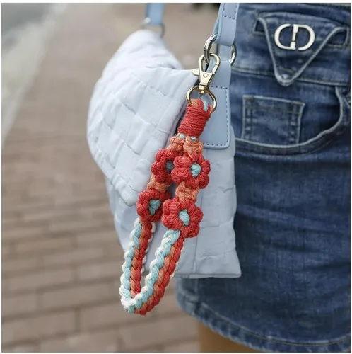 Vista 2 de COLORFUL BLING Llavero de macramé bohemio hecho a mano con flor de margarita