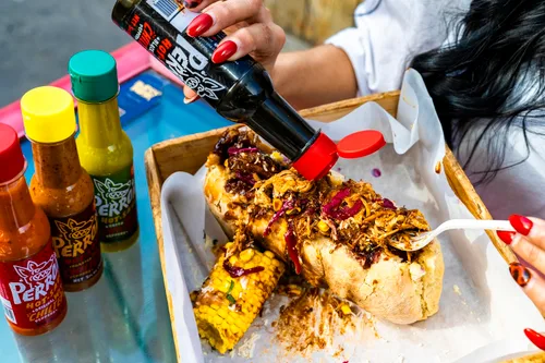 Vista 6 de La Perrona Negra Seafood Hot Sauce Botella de 5 onzas Black Marisco Salsa Picante Extra picante Hecho a mano