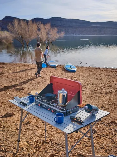 Vista 5 de Camp Chef Mountain Series Kodiak - Estufa de campamento de dos quemadores de alta potencia - La tapa funciona como cortavientos - Estufa de cocina