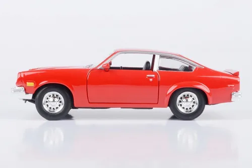 Vista 3 de Motormax 1974 Chevrolet Vega 1:24 Escala Diecast Modelo Réplica Forgotten Classics Series 79046 Rojo