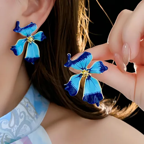 Vista 2 de Aretes de flores plateadas medievales vintage para mujer, hipoalergénicos