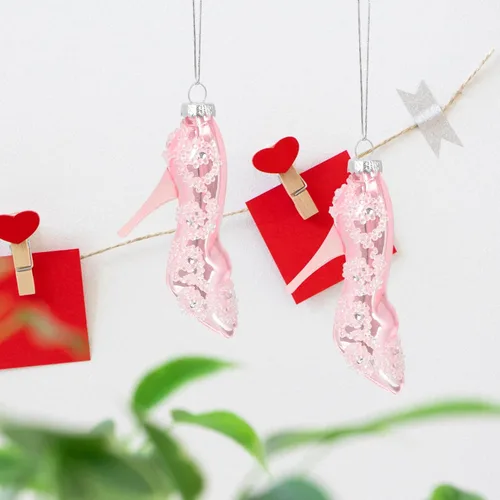 Vista 4 de 1 par de colgantes de tacón alto para el día de San Valentín, adorno colgante ligero para zapatos, decoración reutilizable de tacón alto